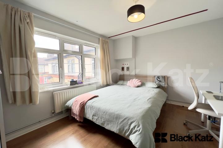 Recently refurbished & offering 730 sq.ft of living and entertaining space  Aberdour Street., Borough